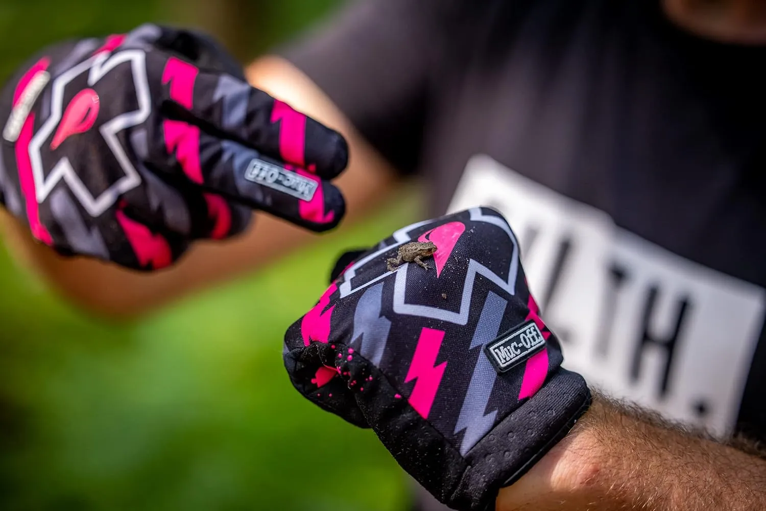 Muc Off Camo MTB Gloves, Premium, Handmade Slip-On Gloves for Bike Riding - Breathable, Touch-Screen Compatible Material