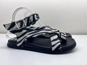 Women's Sandals with Cross Strap, Comfortable Footbed Sole, Flat Heel - Stylish and Supportive Casual Footwear for All-Day Comfort and Fashionable Summer Looks