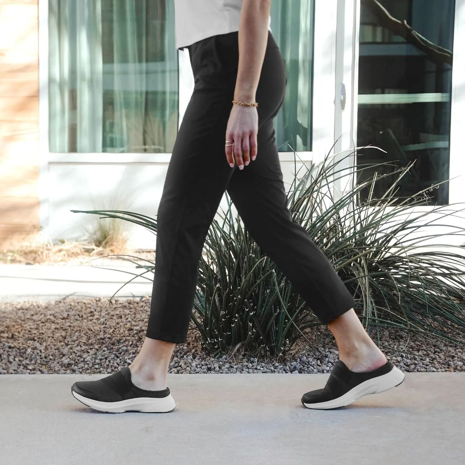 Women's Slip On Shoes Lightweight Walking Mules for Women House Slippers with Arch Support for Indoor and Outdoor